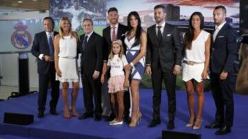 Pilar Rubio en el acto de renovación de Sergio Ramos en el Palco de Honor del Santiago Bernabéu.