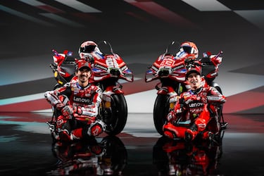 Un diseño que, sin duda, llama la atención por esa purpurina que resalta en todo el carenado.