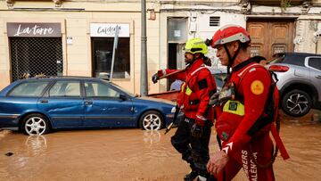 Bomberos tras el paso de la DANA por el barrio de La Torre de Valencia, a 30 de octubre de 2024, en Valencia, Comunidad Valenciana (España). La Comunitat Valenciana ha registrado la gota fría "más adversa" del siglo en la región. La Generalitat ha activado el procedimiento de múltiples víctimas por "prevención de lo que pueda venir", después de que el primer balance apunte a 51 víctimas mortales como consecuencia del temporal. En estos momentos, todavía hay personas esperando a ser rescatadas y puntos sin cobertura de telefonía y sin luz.
30 OCTUBRE 2024;DANA
Rober Solsona / Europa Press
30/10/2024