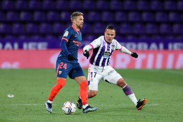 Papu Gómez protege el balón ante Roque Mesa./Getty