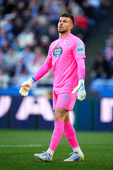 Decisivo una vez más para dejar los puntos en Riazor. Solo pudieron marcarle desde los once metros, en una de las dos penas máximas que le lanzaron. En la segunda, adivinó las intenciones de Javi Hernández, con una tremenda estirada.
