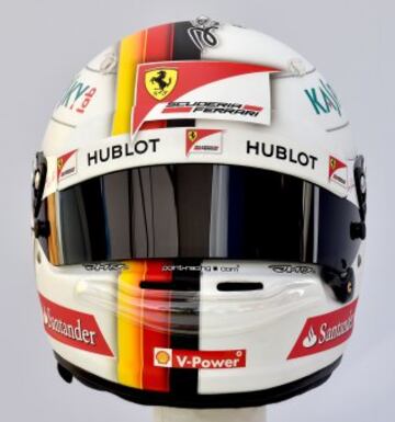 Parte delantera del casco del piloto alemán Sebasstian Vettel de Ferrari.