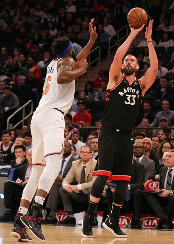 El español ha debutado con su nuevo equipo ante los Knicks con una victoria trabajada (99-104). Firmó 7 puntos y 6 rebotes en 18 minutos pero fue suplente por primera vez desde su temporada de debut.