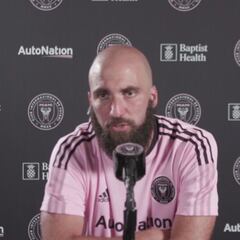 En rueda de prensa sigue impactando aún más: el look de Higuaín...