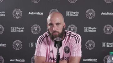 En rueda de prensa sigue impactando aún más: el look de Higuaín...