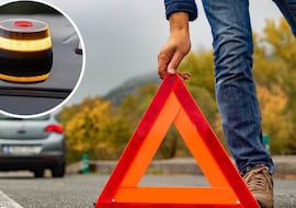 La DGT da marcha atrás con la baliza V-16 y los triángulos: esta es la nueva situación