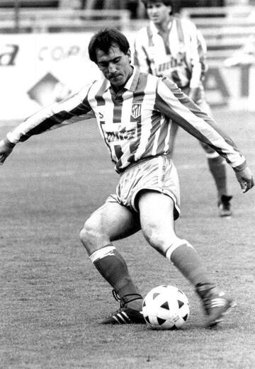 En 1987 ficha por el Atlético de Madrid donde solo jugo 37 partidos en las tres temporadas que permaneció en el club colchonero.