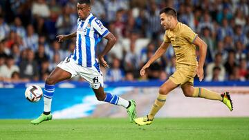 Alexander Isak of Real Sociedad scores the 1-1 and Eric Garcia of FC Barcelona during the La Liga match between Real Sociedad and FC Barcelona played at Reale Arena Stadium on August 21, 2022 in San Sebastian, Spain. (Photo by Cesar Ortiz / Pressinphoto / Icon Sport)