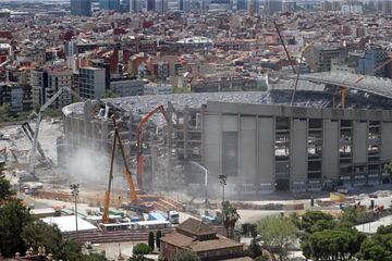 Con la tercera grada demolida casi en su totalidad, las obras de remodelaci車n del Camp Nou avanzan hasta el momento seg迆n los plazos establecidos.