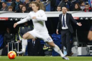 Jugó con la selección francesa en 108 ocasiones marcando 31 goles. Fue campeón del mundo con Francia en el Mundial de 1998. En el 2016 sustituye a Rafa Benítez tras su destitución como entrenador del Real Madrid. En la imagen, Zidane en su debut en Primera División con el Real Madrid ante el Deportivo de La Coruña el 9 de enero de 2016. 

