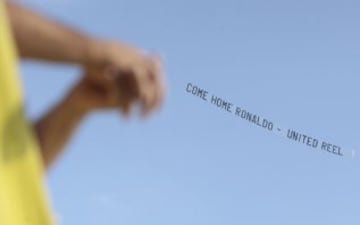 La avioneta con la pancarta que pide la vuelta de Cristiano Ronaldo al Manchester United. 'Come home Ronaldo. United Reel'.