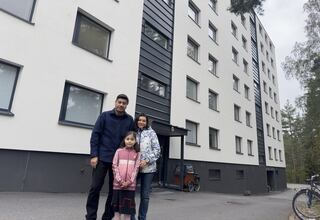 Se fueron de Chile a Finlandia por su hija artista: niños llegan solos al colegio