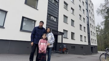 Se fueron de Chile a Finlandia por su hija artista: niños llegan solos al colegio