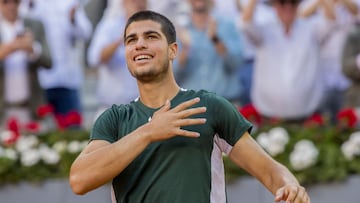 El tenista espa&ntilde;ol Carlos Alcaraz celebra su victoria ante Alexander Zverev en la final del cuadro masculino del Mutua Madrid Open 2022.
 