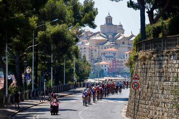 El pelotón durante la decimotercera etapa del Giro de Italia 2022 con un recorrido de 150 kilómetros entre Sam Remo y Cuneo.