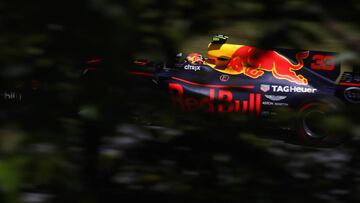 SAO PAULO, BRAZIL - NOVEMBER 12: Max Verstappen of the Netherlands driving the (33) Red Bull Racing Red Bull-TAG Heuer RB13 TAG Heuer on track during the Formula One Grand Prix of Brazil at Autodromo Jose Carlos Pace on November 12, 2017 in Sao Paulo, Brazil. (Photo by Clive Mason/Getty Images)