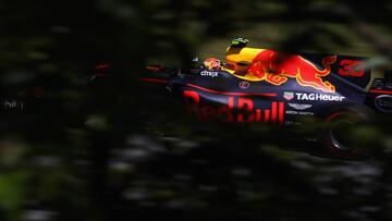 SAO PAULO, BRAZIL - NOVEMBER 12: Max Verstappen of the Netherlands driving the (33) Red Bull Racing Red Bull-TAG Heuer RB13 TAG Heuer on track  during the Formula One Grand Prix of Brazil at Autodromo Jose Carlos Pace on November 12, 2017 in Sao Paulo, Brazil.  (Photo by Clive Mason/Getty Images)