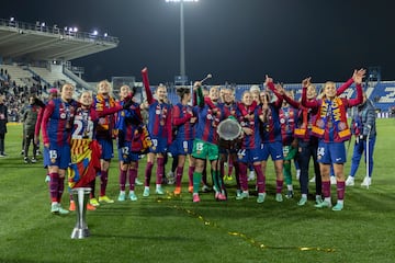 Primer trofeo del año 2024 para las jugadoras del club azulgrana. En la imagen, Cata coll, guardameta del primer equipo, con un tambor.