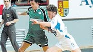 <b>UNA ROCA.</b> Andreu se va de Xava. Interviú se mostró inaccesible.