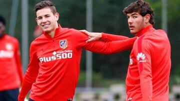 Lucas y Theo Hern&aacute;ndez estirando en un entrenamiento con el Atl&eacute;tico de Madrid de 2016.