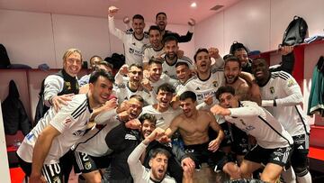 Los jugadores del Burgos celebran el pase a la siguiente eliminatoria de Copa tras vencer al Arenteiro.