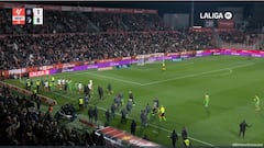 Penosa imagen final en el Girona-Osasuna: pelea con los banquillos entrando en la tangana