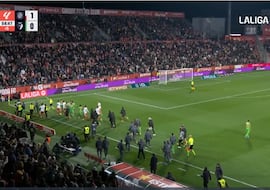 Penosa imagen final en el Girona-Osasuna: pelea con los banquillos entrando en la tangana