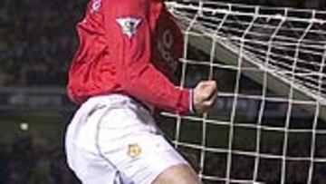 <b>HISTÓRICO.</B> El goleador Ruud Van Nistelrooy, con su primer tanto, su trigésimo de la temporada, ha protagonizado toda una hazaña, al conseguir ser el único jugador del United que acumula este número en la misma temporada desde que Brian Mc Clair lo lograra hace 14 años.