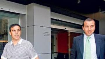 <b>VISITA DE CORTESÍA. </b>Salvador, director deportivo del Levante, y el director general Catalán, saliendo ayer de las oficinas del Valencia.