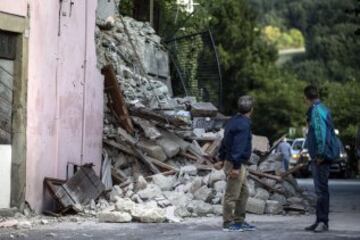 ITA67 ACCUMOLI (ITALIA) 24/08/2016.- Dos hombres observan un edificio derrumbado en Accumoli, en el centro de Italia, hoy, 24 de agosto de 2016. Al menos 38 personas murieron y decenas están heridas o desaparecidas en el devastador terremoto de 6 grados que esta madrugada sacudió el centro de Italia y que ha recordado al trágico seísmo que asoló la cercana zona de L'Aquila en 2009, en el que hubo más de 300 muertos. EFE/Angelo Carconi