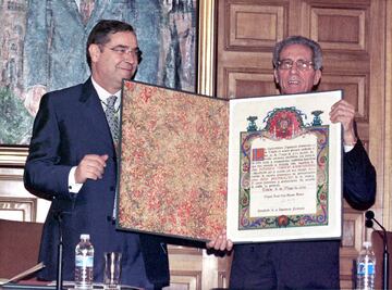 En el a?o 2002 Federico Mart¨ªn Bahamontes es nombrado hijo predilecto de la provincia de Toledo. En la imagen, con el diploma acreditativo de este nombramiento que le entrega el presidente de la Diputaci¨®n Miguel Angel Ruiz Ay¨²car.