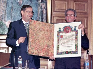 En el año 2002 Federico Martín Bahamontes es nombrado hijo predilecto de la provincia de Toledo. En la imagen, con el diploma acreditativo de este nombramiento que le entrega el presidente de la Diputación Miguel Angel Ruiz Ayúcar.