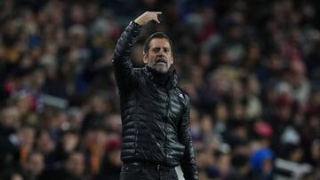 Quique Sánchez Flores dirige a su equipo en el partido del domingo en el Camp Nou.