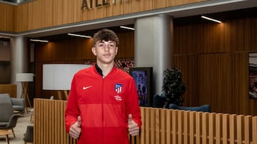 Paco Esteban firma su contrato con el Atlético.