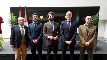 El vicepresidente de la Junta de Castilla y León, Juan García Gallardo, junto a representantes del Real Valladolid, Burgos y Mirandés.
