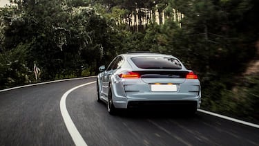 ¿Cómo se debe manejar cuando hay hielo en el asfalto?