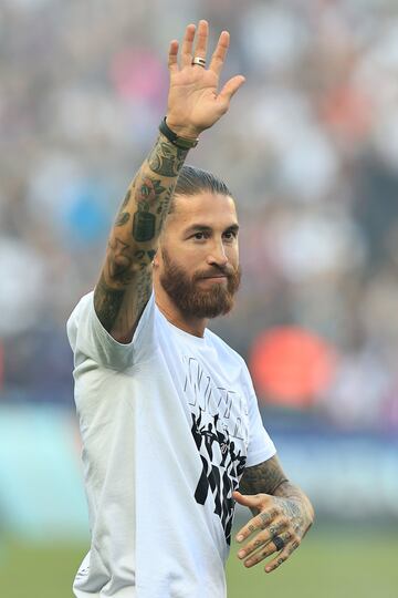 Sergio Ramos saluda a los fans del PSG en el estadio parisino. 