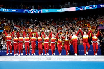 Las jugadoras de España suben de un salto al podio de La Défense Arena para recoger su ansiado oro olímpico.