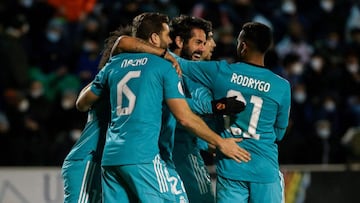 Real Madrid's Spanish midfielder Isco (C) celebrates with teammates after scoring a goal during the Spanish Copa del Rey (King's Cup) football match between Alcoyano and Real Madrid CF at the El Collao Stadium in Alcoy, on January 5, 2022. (Photo by JOSE JORDAN / AFP)