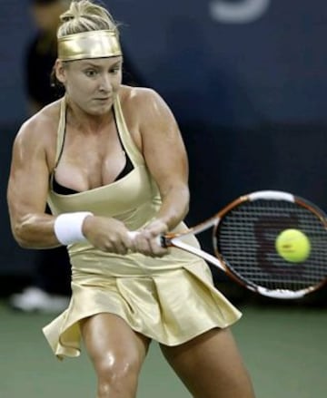 Bethanie Mattek Sands también ha probado con novedosos vestidos. De seguro fue el foco de atención con este traje dorado.