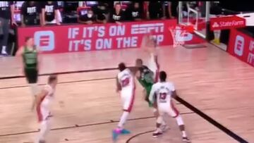 Y con tanta tensi車n Iguodala perdi車 el control: codazo de desesperaci車n a Theis