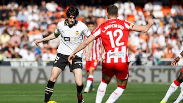 Baptistao, ante Javi Guerra durante el Valencia - Almería.