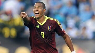 Salom&oacute;n Rond&oacute;n busca anotarle a la Roja en el estadio Monumental. 