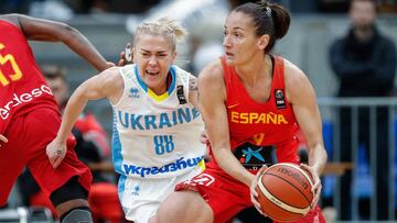 KIV06. Kiev (Ukraine), 10/02/2018.- Spanish player Laia Palay (R) in action against Arina Bilotserkivska (L) of Ukraine during the Women&#039;s Eurobasket 2019 qualifying basketball match between Ukraine and Spain in Kiev, Ukraine, 10 February 2018. (Espa&ntilde;a, Baloncesto, Ucrania) EFE/EPA/SERGEY DOLZHENKO EPA-EFE/SERGEY DOLZHENKO