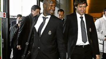 <b>SONRIENTE. </b>El francés, junto a Raúl, a su llegada a Mallorca.