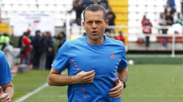 Mu&ntilde;iz Fern&aacute;ndez calienta antes de arbitrar un partido en el Estadio de Vallecas en marzo de 2013.