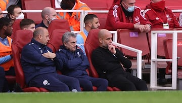 Pep Guardiola, entrenador del Manchester City, y sus asistentes, entre ellos Juanma Lillo, ven un partido desde el banquillo.