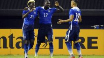 Jozy Altidore (17) celebra junto a Gyasi Zardes (21) y Bobby Wood (18) su tanto que signific&oacute; el empate.