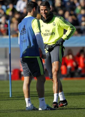 James Rodríguez se destaca en el primer día con el nuevo entrenador del Real Madrid, Zinedine Zidane.