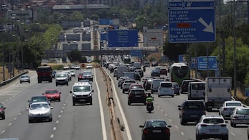 MADRID, 26/06/2020.- Vista del tr&aacute;fico en la A5 en Madrid, este viernes. Este ser&aacute; el primer fin de semana completo sin estado de alarma por la pandemia del coronavirus y se nota ya en las carreteras, con m&aacute;s afluencia de coches en la